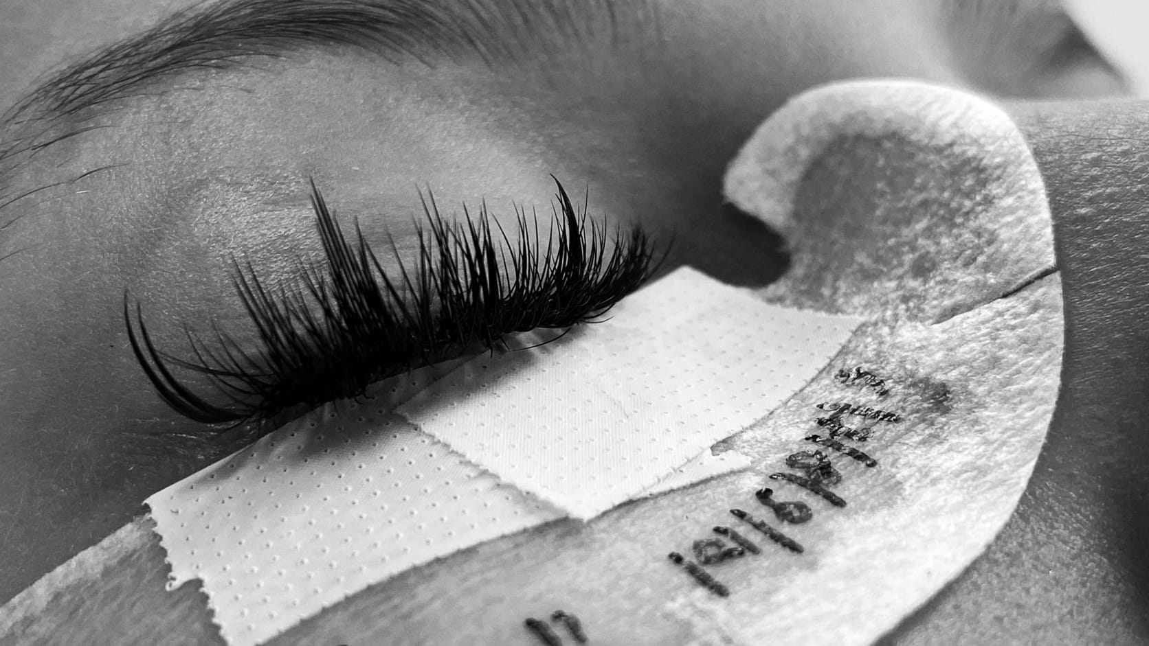 Hybrid Lashes 2 Stundensarotai-Thai-Aroma-Massage